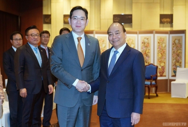 이재용(왼쪽) 삼성전자 부회장과 응우옌 쑤언 푹 베트남 총리(사진출처=베트남 정부 페이스북)