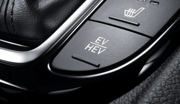 현대차 아이오닉 PHEV의 EV/HEV 모드 선택 버튼, 1회 충전 주행거리가 46㎞로 출퇴근이나 근거리 도심에서는 전기차 모드(EV모드)로 충분히 드라이빙이 가능하다. (사진=현대자동차)