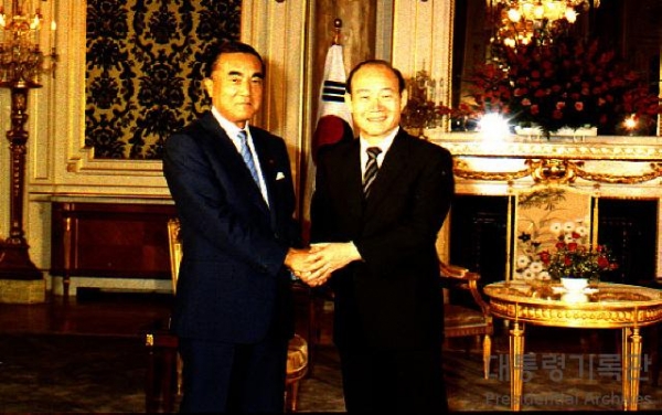 1983년 1월 일본 총리 중 처음으로 방한한 나카소네 야스히로 전 일본 총리가 전두환 전 대통령과 악수를 나누고 있다. (사진출처=국가기록원)
