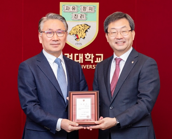 김영훈 의무부총장이 정진택 고려대 총장으로부터 임명장을 수여받고 있다.