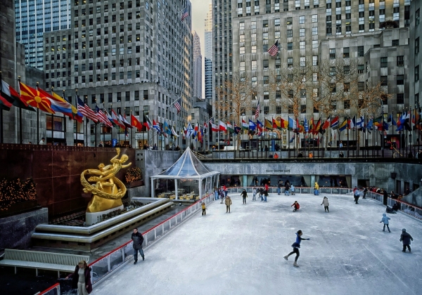 크리스마스 트리와 함께 록펠러 센터의 트레이드 마크인 뉴욕 로워 플라자(Lowe Plaza) 실외 아이스링크 모습(사진=KRT여행사)