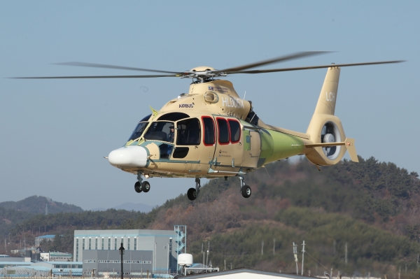 지난 4일 경남 사천시 한국항공우주산업(KAI) 본사에서 소형민수헬기(LCH)가 초도비행시험을 진행하고 있다. (사진제공=KAI)