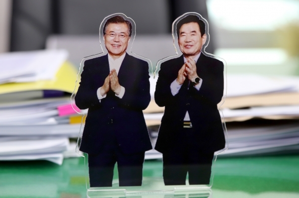 김진표 의원실에는 문재인 대통령과 김진표 의원이 다정하게 웃으며 박수치는 '사진 미니어처'가 세워져 있다. (사진= 왕진화 기자)