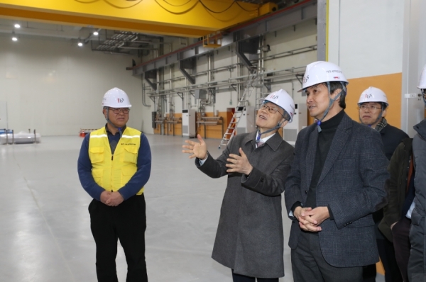 최기영 과학기술정보통신부 장관이 6일 오후 대전광역시 유성구 중이온가속기 구축현장을 방문해중이온가속기 건설현장을 시찰 하고 있다.