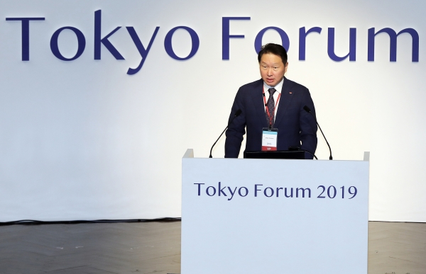 최태원 SK회장이 6일 일본 도쿄대에서 열린 '도쿄포럼 2019' 개막식에서 연설을 하고 있다. (사진제공=SK)