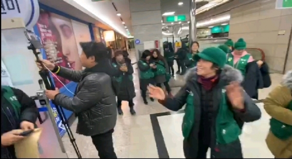 김현미 국토교통부 장관의 지역사무실을 점거농성 중인 한국도로공사 톨게이트 요금수납원들에게 '대구지법 김천지원'으로부터 '일부 승소 판결' 소식이 전해지자 톨게이트 해고노동자들이 만세를 부르면서 춤을 추고 있다. (사진= 독자 제공)