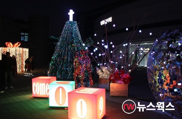 남양주시청 앞 중앙광장에 크리스마스 트리가 점등됐다.(사진=임성규 기자)