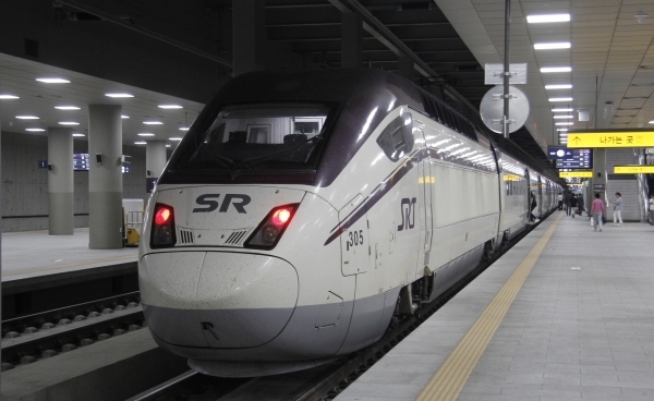 부산행 SRT 고속열차가 출발하기 위해 수서역에서 대기 중이다, (사진=손진석 기자)
