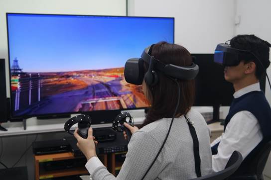 티브로드 직원들이 16K급 VR영상 시범서비스를 시청하고 있다.