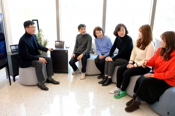 박희욱(왼쪽 첫 번째) LG전자 H&A상품기획담당 상무와 고객 자문단이 의견을 나누고 있다. (사진제공=LG전자)