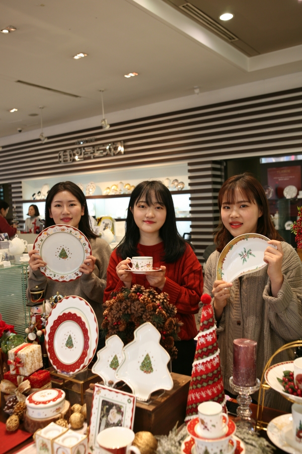 한국도자기 본사 매장에서 모델들이 크리스마스 제품을 소개하고 있다. (사진제공 한국도자기)