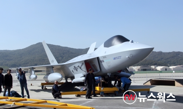 첫 공개된 차세대 한국형 전투기 KF-X 실물 모형. (사진=손진석 기자)