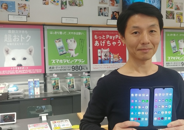 LG전자 일본법인 직원이 일본 도쿄 소재 소프트뱅크 매장에서 'LG G8X ThinQ'를 소개하고 있다. (사진제공=LG전자)