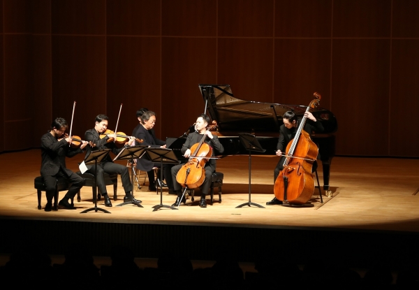 비올리스트 이승원(왼쪽 두 번째), 더블베이시스트 성민제(오른쪽 첫 번째)가 가세해 모든 출연자가 함께 슈베르트 피아노 5중주 '송어'를 협주하는 모습. (사진제공=포스코)