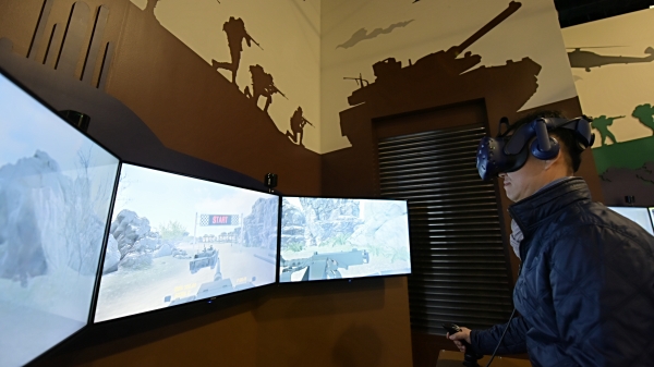 국립과천과학관 내 개관하는 방위사업체험관에서 가상현실(VR) 체험 모습(사진제공=방위사업청)