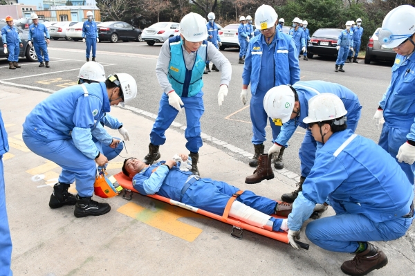 포항제철소와 협력사 임직원들이 18일 오후 지진 발생에 대비한 비상대응 훈련을 실시했다. 사진은 설비기술부 직원들이 모의 환자를 이송하는 모습. (제공=포스코)