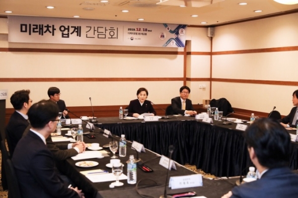 김현미 국토부 장관이 미래차 산업의 발전 방향에 대한 의견을 청취하고 참여기업의 건의 사항에 대해 답하고 있다.(사진 출처=국토교통부)