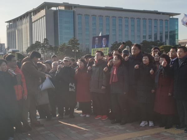 19일 국회정문 앞으로 몰려나온 황교안 한국당 대표(오른쪽 첫 번째)를 비롯한 한국당 의원들이 전희경 의원(왼쪽 첫 번째)의 "공수처 반대, 연동형 반대"라고 구호 선창에 따라 구호를 외치고 있다. (사진= 원성훈 기자)