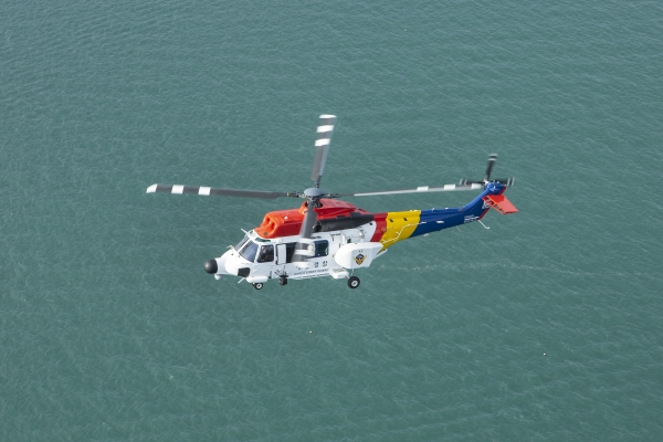 해양경찰헬기 KUH-1CG가 바다 위에서 운항되고 있다. (사진제공=KAI)
