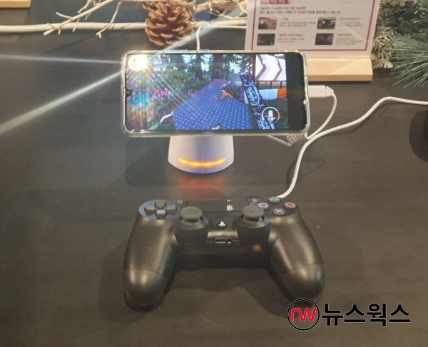 KT가 20일 공개한 '5G 스트리밍 게임'을 직접 시연한 모습. (사진=전다윗 기자)