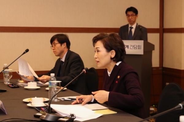 지난 18일 더케이호텔에서 열린 미래차업계 간담회에서 김현미 국토교통부 장관이 발언하고 있다. (사진출처= 국토교통부 홈페이지 캡처)