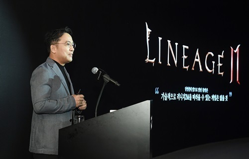 엔씨(NC) 김택진 CCO가 지난 9월5일 열린 리니지2M 미디어 쇼케이스 '2nd IMPACT'에서 키노트 발표를 하고 있다. 엔씨 제공