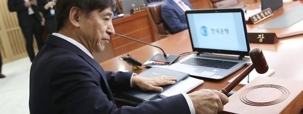 이주열 총재가 금융통화위원회에서 의사봉을 두드리고 있다. (사진=한국은행)
