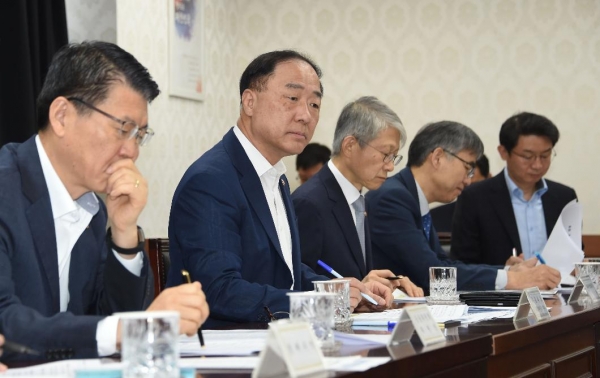 홍남기 부총리가 19일 정부서울청사에서 '일본 수출규제 대응 관계장관회의'를 주재하고 있다. (사진=기획재정부)