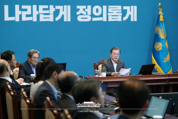 30일 올해 마지막으로 청와대에서 열린 수석·보좌관 회의에서 문재인 대통령이 좌중을 둘러보며 발언하고 있다. (사진출처= 청와대 홈페이지 캡처)