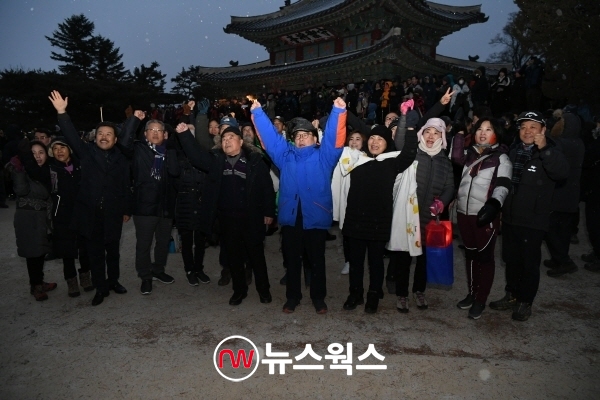 신동헌 광주시장이 남한산성에서 2020년 새해 해맞이 한마당 행사에 참여한 시민들과 기념촬영을 하고 있다. (사진=광주시)