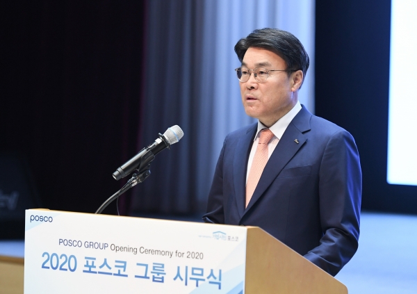 포스코 최정우 회장이 2일 서울 포스코센터에서 진행된 시무식에서 신년사를 하고 있다. (사진 제공=포스코)