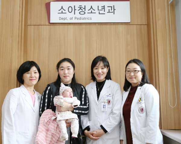 왼쪽부터 김승남 수간호사 , 로희 엄마, 소아청소년과 허주선, 이은희 교수.