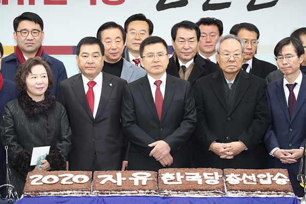 자유한국당은 지난 1일 서울 영등포구 중앙당사 강당에서 황교안 당 대표(왼쪽 세 번째)를 비롯한 당 지도부와 상임고문단 등이 모여 신년인사회를 가졌다. (사진출처= 자유한국당 홈페이지 캡처)