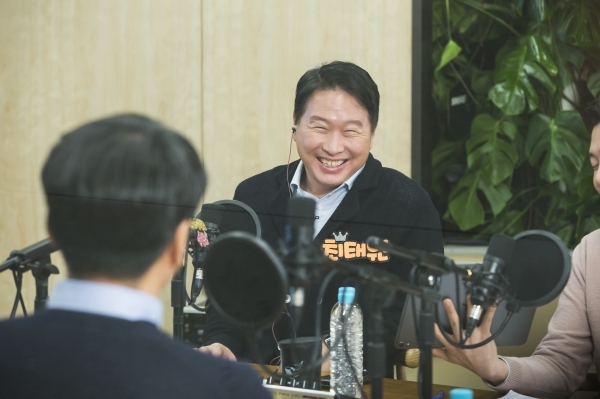 최태원 SK회장이 지난달 17일 서울 종로구 서린동 SK빌딩에서 '보이는 라디오' 형식의 99차 행복토크를 하고 있다. (사진제공=SK)