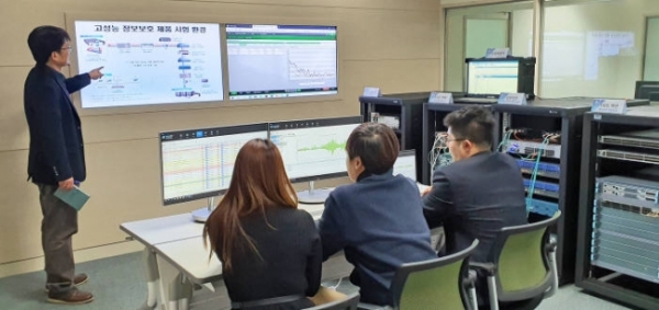 한국인터넷진흥원(KISA) 정보보호산업지원센터 보안 테스트랩에서 연구원들이 대화하고 있다. (사진제공=KISA)