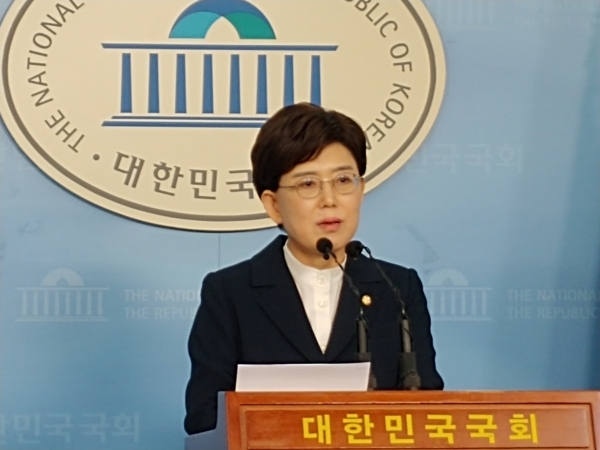 자유한국당 최연혜 의원이 6일 국회정론관 기자회견을 통해 "제21대 총선에서 불출마하겠다"고 선언했다. (사진= 원성훈 기자)
