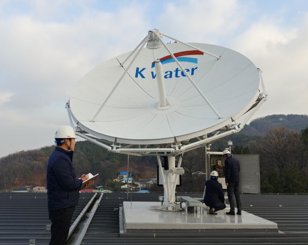 한국수자원공사 직원들이 대전시 대덕구 본사에 설치된 위성 데이터   송수신용 안테나 설비를 점검하고 있다. (사진제공=한국수자원공사)