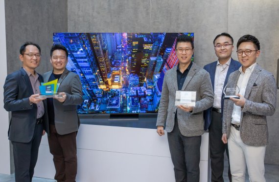삼성전자 개발·기획 담당자들이 미국 라스베이거스에서 폐막한 세계 최대 전자박람회 'CES 2020'에서 2020년형 QLED 8K TV 등 혁신상을 수상한 뒤 기념촬영하고 있다. (사진제공=삼성전자)