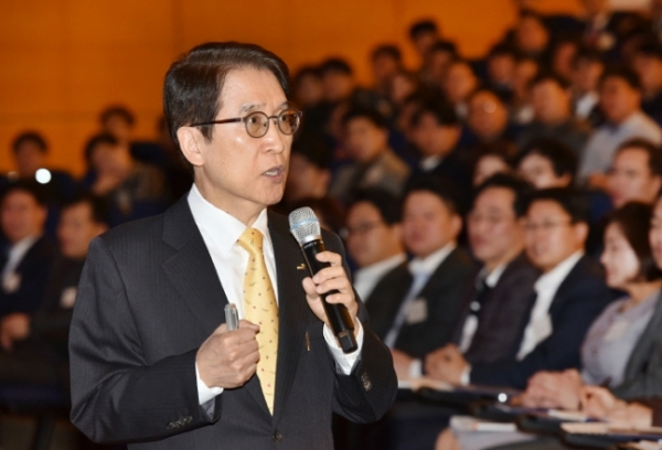 신창재 교보생명 회장이 지난 10일 충남 천안시 계성원(교보생명 연수원)에서 열린 '2020년 출발 전사경영전략회의'에서 강연을 하고 있다. (사진제공=교보생명)