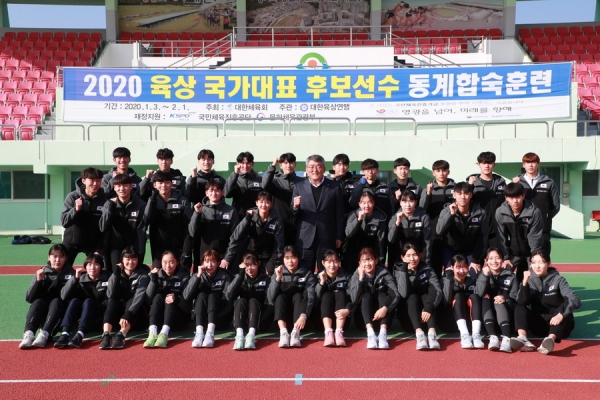 김학동 예천군수, 육상 국가대표 전지훈련을 찾은 선수들과 기념촬영하고 있다.  (사진제공=예천군)