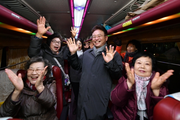 이철우 경북도지사는 서울 강남역을 깜짝 방문해 버스타고 대구경북여행 이벤트 행사를 함께하고 있다.  (사진=경북도)