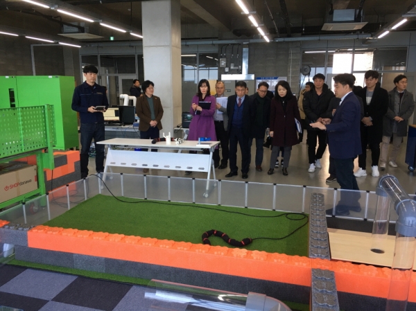 한국로봇융합연구원 안전로봇실증센터는 지난 17일 재난현장로봇 활용을 위한 시연회를 개최했다. (사진제공=포항시)
