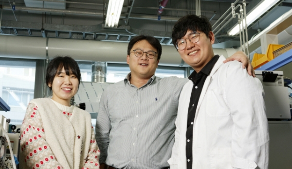 최유리(왼쪽부터) 연구조교수, 류정기 교수, 오현명 연구원이 기념촬영하고 있다. (사진제공=UNIST)