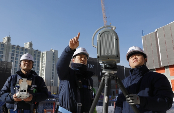'e편한세상 김포 로얄하임' 현장에서 대림산업 직원들이 3D 스캐너와 드론을 활용, BIM 설계에 필요한 측량자료를 촬영하고 있다. (사진=대림)