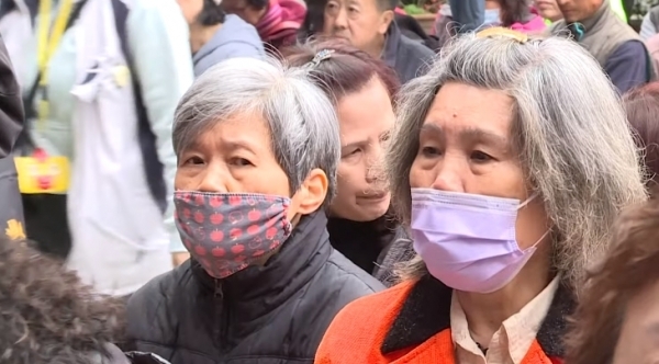 중국 위생국(보건복지부에 해당)에서 투여하는 코로나바이러스 백신을 맞기 위해 지난 12일(현지시간) 시민들이 마스크를 쓰고 모여있다. (사진=USTV 非凡電視 유튜브 캡처)