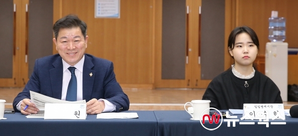 박승현(왼쪽) 광명시장과 일일 명예시장에 위촉된 이수현 명예시장(사진제공=광명시)