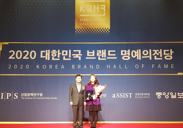 2일 오전 그랜드 힐튼 서울에서 열린 ‘2020 대한민국 브랜드 명예의전당’ 시상식에서 3년 연속 완구 부문 대상을 받은 한국짐보리㈜짐월드 관계자(오른쪽)가 수상 후 기념 촬영을 하고 있다.