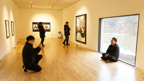 솔거미술관에서 가장 인기있는 핫플레이스인 제3전시실에서 관람객들이 인증사진을 찍고 있다. (사진제공=경주엑스포)