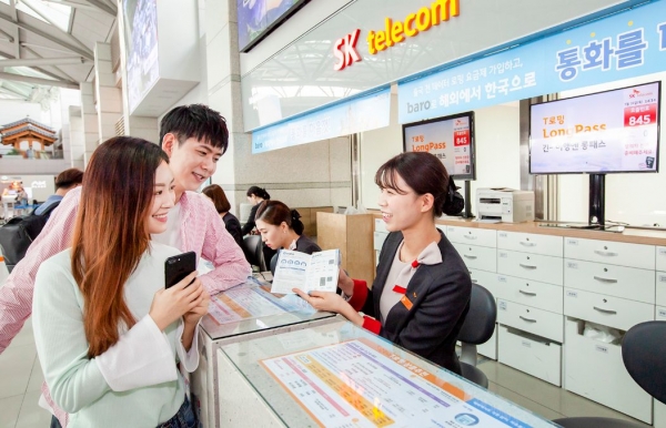 SK텔레콤 홍보모델들이 인천공항 내 SK텔레콤 로밍 센터에서 '바로' 로밍 서비스 가입 상담을 받고 있다. (사진제공=SK텔레콤)