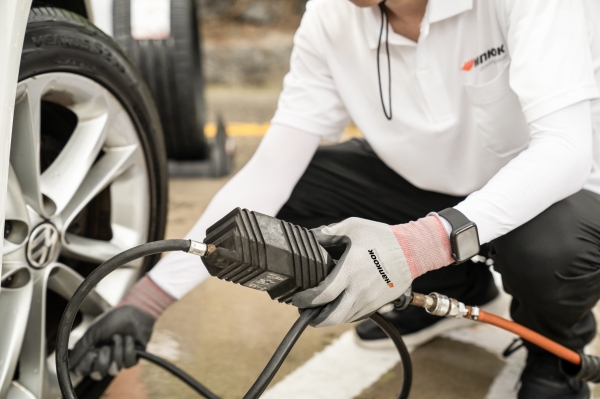 타이어는 적정 공기압을 채우고, 타이어 마모가 심한부분이 있는지를 점검해야한다. (사진 제공=한국타이어앤테크놀로지)